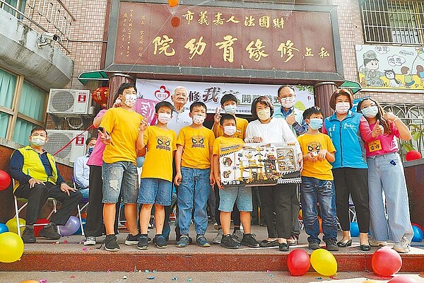 修緣育幼院14日舉辦「裝修我家開幕儀式暨111小家日成果發表會」,嘉義市長黃敏惠(前排右四)除致贈17名院生2000元春節紅包,也送上小禮物。圖/嘉義市政府提供