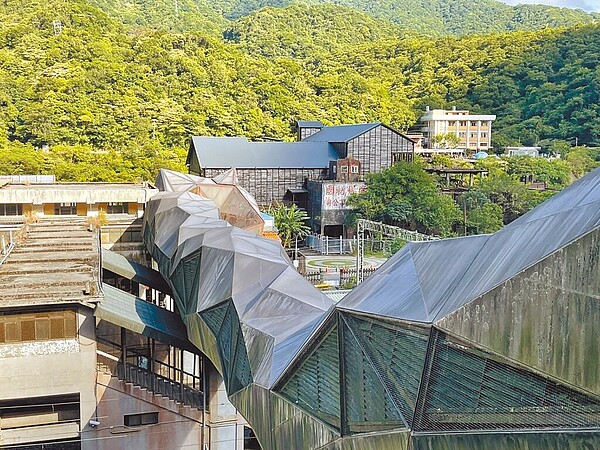 猴硐「貓橋」造型獨特,為全國第一座人貓共用的陸橋,因已使用10年,新北市觀旅局預計投入1480萬元預算修繕。圖/新北市觀旅局提供