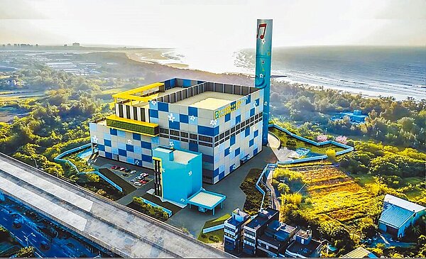 新竹縣以BOO興建的高效能焚化爐,目前主體建物大致完成。(新竹縣政府提供)