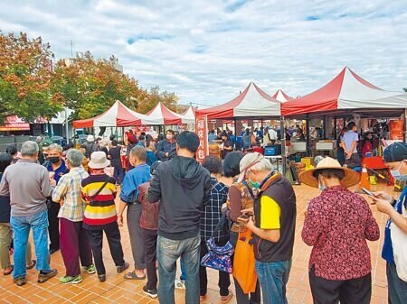
一年一度於斗南田徑場舉辦的年貨大街早上9點開張，14日一大早就有人排隊搶購10點開賣99元土番鴨，今天還有一次機會。（周麗蘭攝）
