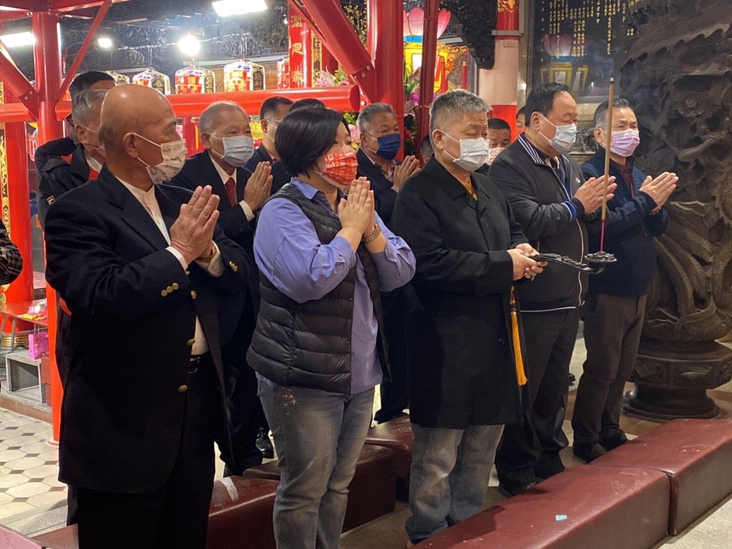 大甲鎮瀾宮今年恢復除夕子時(深夜11點)搶頭香活動,圖為去年除夕夜董事長顏清標帶領眾人誦經祈福國泰民安。記者林佩均/攝影