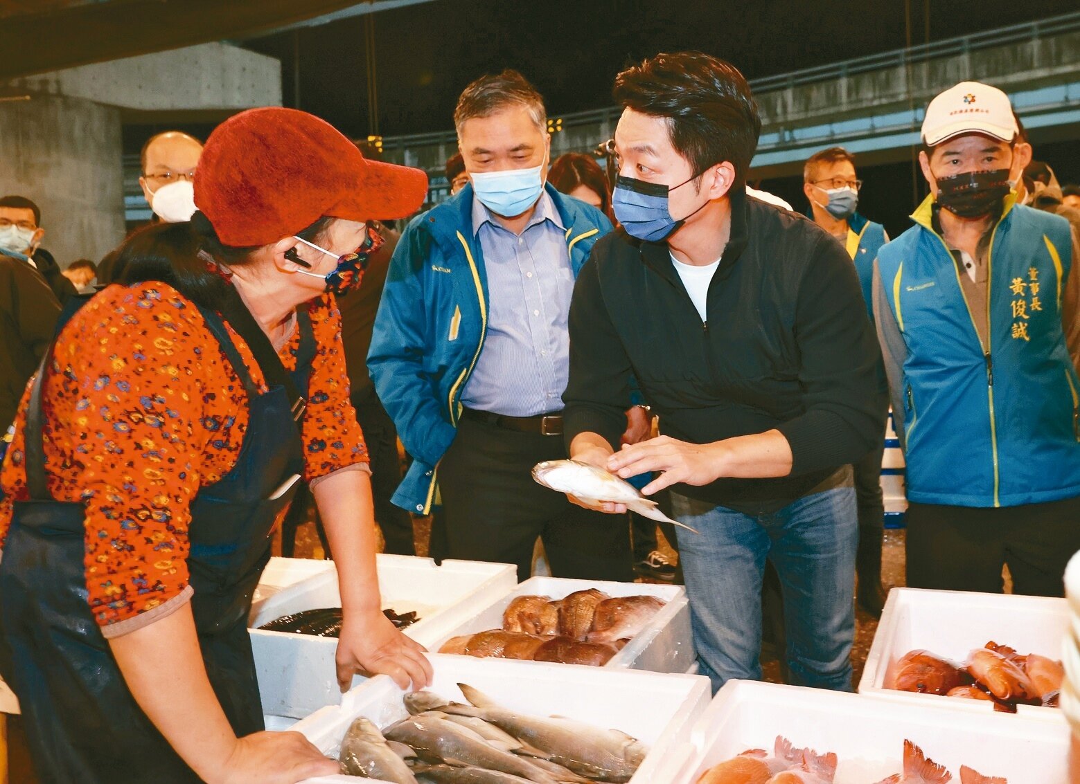 台北市長蔣萬安(前右)昨天視察魚類批發市場,並親自了解魚類供貨狀況。記者曾原信/攝影
