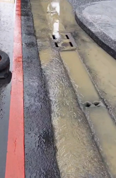 五權里長謝炎浩表示,12日發現路面上有積水,向相關單位通報,台水今緊急搶修。圖/謝炎浩提供