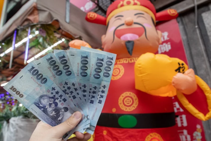 行政院長蘇貞昌宣布春節後將普發現金每人6000元,行政院會通過特別條例,將函請立法院審議。圖/聯合報系資料照片