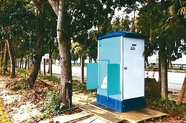 嘉縣棒壘球園區日前啟用,議員何子凡發現園區僅1間流動廁所、隨手可撿拾土塊、石頭。圖/何子凡提供