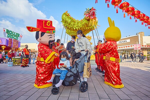 走春沾財氣 華泰名品城打造5.5米「巨型黃金搖錢樹」 兔年走春。圖/華泰名品城提供