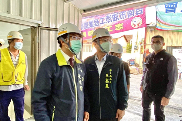 南市府助弱勢修屋第200戶今完工,市長黃偉哲上午巡視感謝修繕志工們辛苦付出。圖 /台南市政府提供