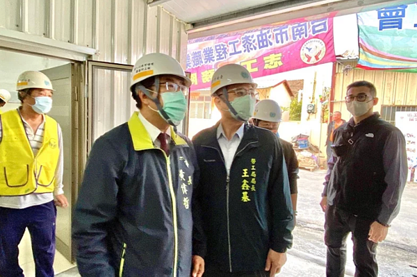 南市府助弱勢修屋第200戶今完工，市長黃偉哲上午巡視感謝修繕志工們辛苦付出。圖 ／台南市政府提供