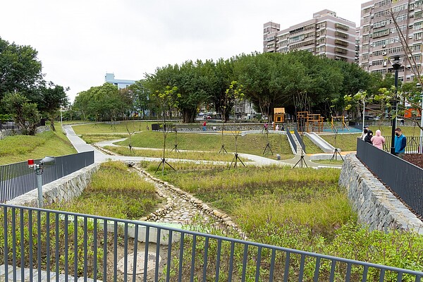 中和壽德滯洪池公園竣工，有效解決積淹水問題。圖／新北市政府提供