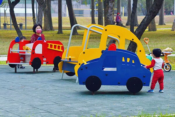 首座結合交通教育,新強公園滑步車場體驗趣。圖/高雄市工務局提供