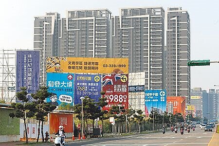 
《平均地權條例》修正案中的「預售屋禁換約」部分不溯及既往，再掀爭議。圖為桃園龜山A7重畫區建案。（本報資料照片）
