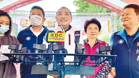 
行政院13日核定捷運汐東線，新北市長侯友宜（中）15日表示，汐東線下個步驟要將財務預算計畫提報公共工程委員會，核定後就可發包施工。（呂健豪攝）
