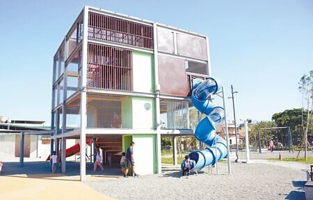 屏東竹田共融遊戲場有高達8公尺的大型客家迷宮遊具及6.5公尺高溜滑梯，被稱為「客庄最具挑戰性共融遊戲場」。（林和生攝）
