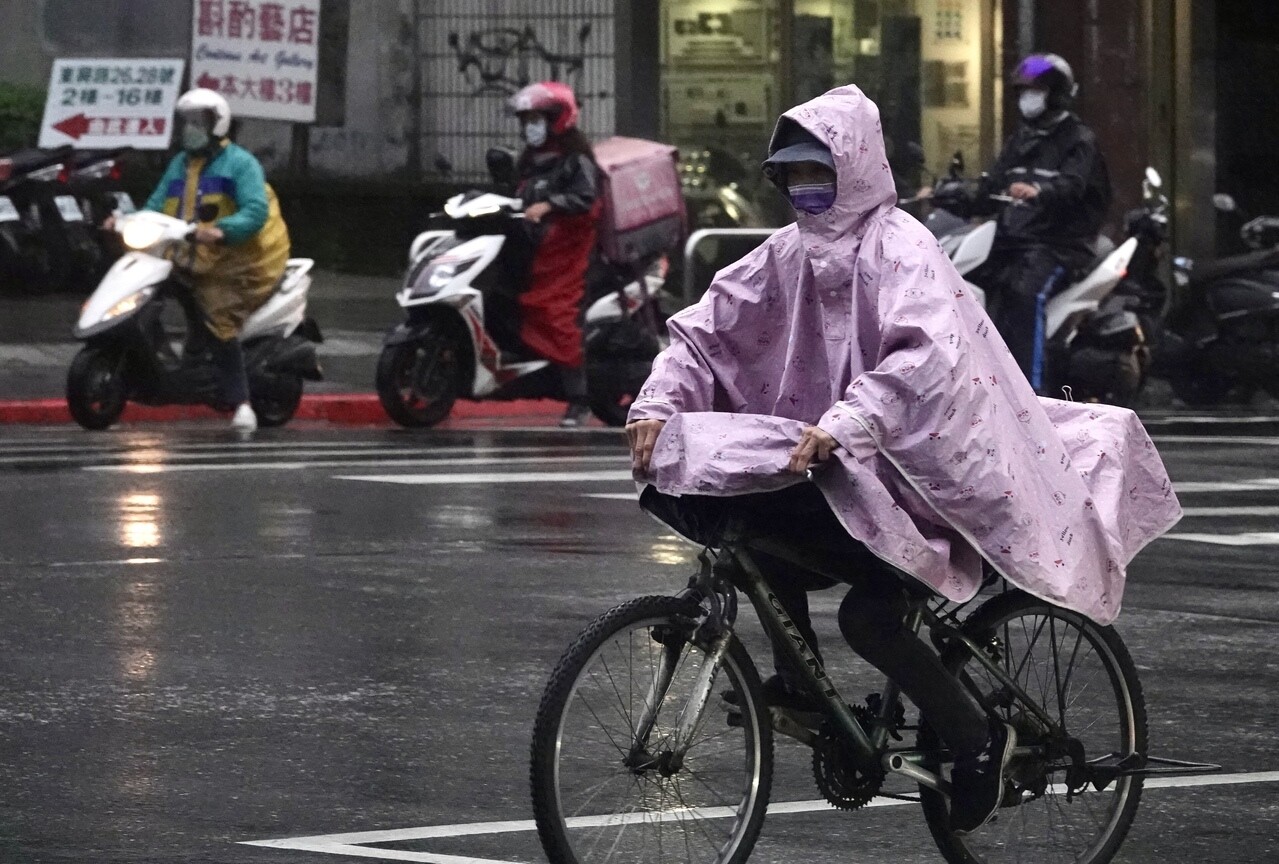 吳德榮表示，今(16日)晨北台灣雲層較多；伴隨降水回波，桃園以北及宜、花局部降雨，北海岸較明顯。報系資料照(記者林俊良／攝影) 林俊良