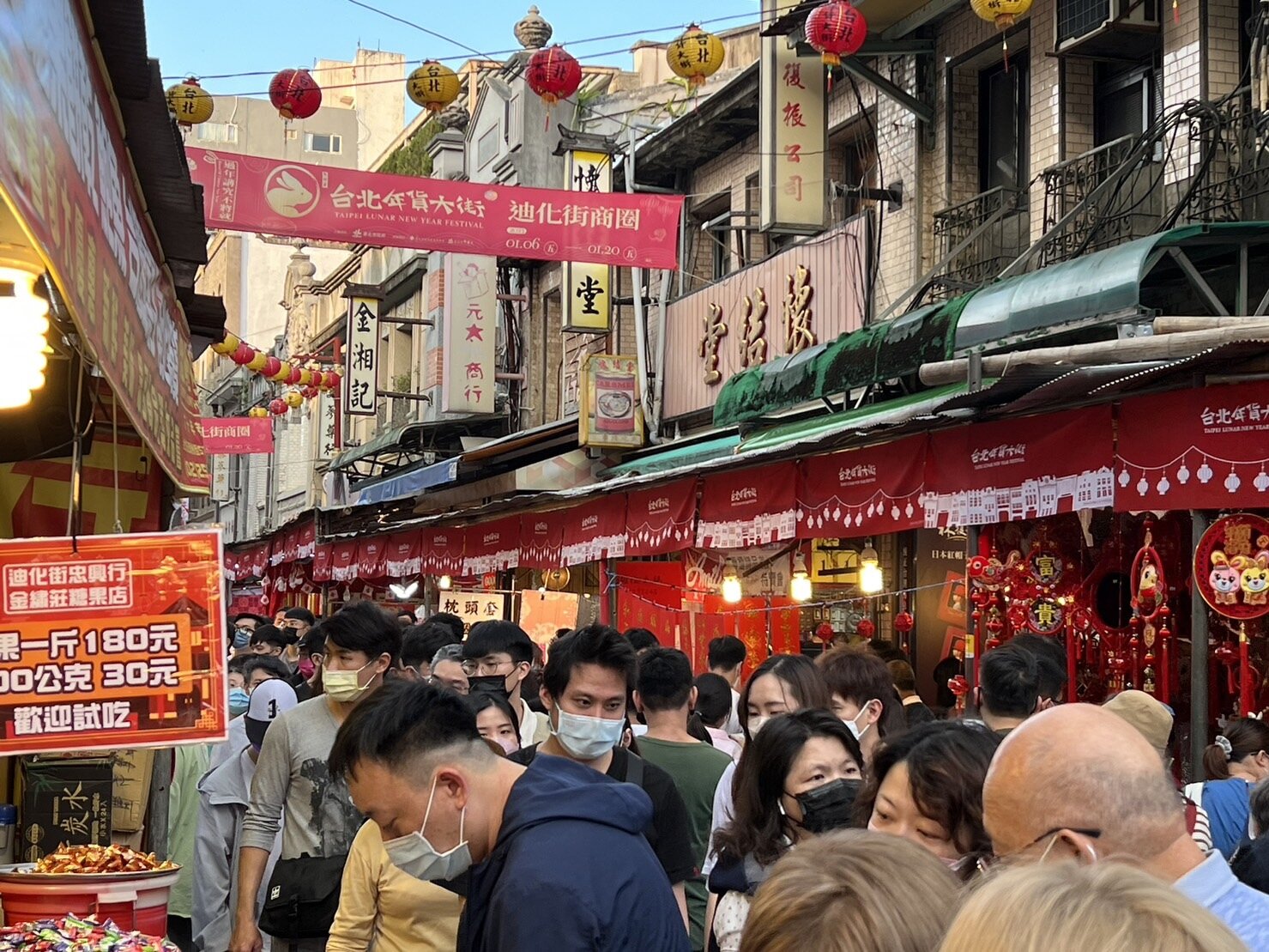 迪化街今年是疫情解封後首度開放設攤及定點試吃，周末吸引不少民眾採買年貨，迪化街萬頭鑽動。記者徐偉真／攝影 