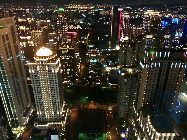 七期夜景。圖/好房網News記者蔡佩蓉攝影