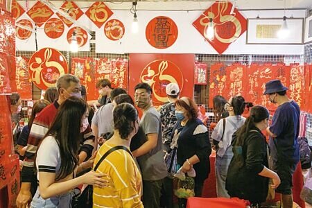 
行政院將在周三公布台灣2022年第四季全台人均GDP，2023年人均GDP是否可望超越日韓，值得關注。兔年即將到來，農曆過年前的最後的假日，許多民眾把握機會前往迪化街購買年貨。（鄧博仁攝）
