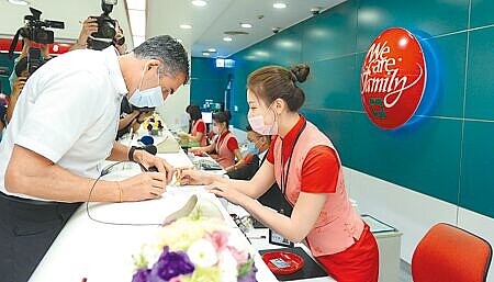 金融業搶人出新招,四大金控陸續啟動儲備幹部(MA)徵才,今年不再訴求百萬年薪,取而代之的是「獨家優勢」,中信金提出台灣金融業唯一的兩年兩次升遷,通過培訓就升經理。(本報資料照片)