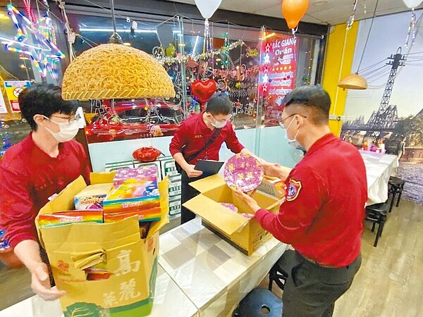 桃園一間越南小吃店14日晚被查獲囤166公斤煙火,超標6倍最重罰30萬元。(消防局提供/蔡依珍桃園傳真)