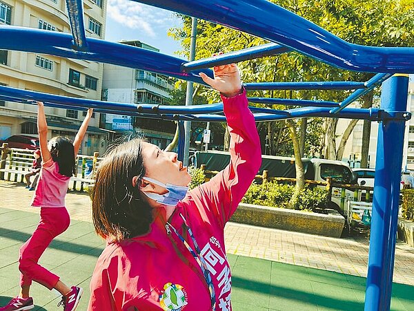 台北市議員何孟樺（右）發現北市有21處兒童遊戲場設施尚未完成安全檢驗備查，其中16處在2017年設置，包括9處公園綠地、7處校園，市府回應僅剩1幼兒園未備查。（台北市議員何孟樺研究室提供／楊亞璇台北傳真）