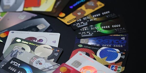 購買年菜，中信、永豐、兆豐銀也都有滿額送提貨券，國泰世華銀CUBE卡的「集精選」方案。圖為刷卡示意圖。圖／中時報資料照片
