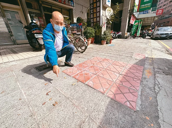 高雄市左營區重愛路人行道鋪磚損壞，市府去年底先重鋪18塊，作法像補丁，福山里里長葉德龍說，這作法讓人看了哭笑不得。記者王慧瑛／攝影