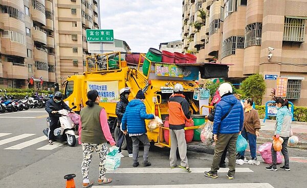台中市政府環保局推出春節收垃圾不打烊服務,民眾只要下載「台中垃圾清運大車隊」APP,即可掌握垃圾收運相關資訊。(台中市政府提供/林欣儀台中傳真)