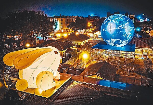 屏東燈節勝利星村燈區以「兔年去月球找玉兔玩,一起看地球!」概念,跳脫以往「地球賞月」的想法。(屏縣府提供)