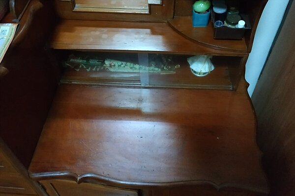 經過厚敷乳液後,桌面終於恢復原狀。圖/截自臉書社團「爆系知識家」