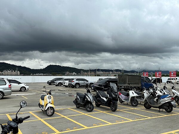 因應過年期間龐大車流及停車需求大增，市府呼籲民眾行經塭仔圳附近時，應留意各重要路口的改道提醒，同時也另闢23處臨時停車場供民眾使用。圖／新北市地政局提供