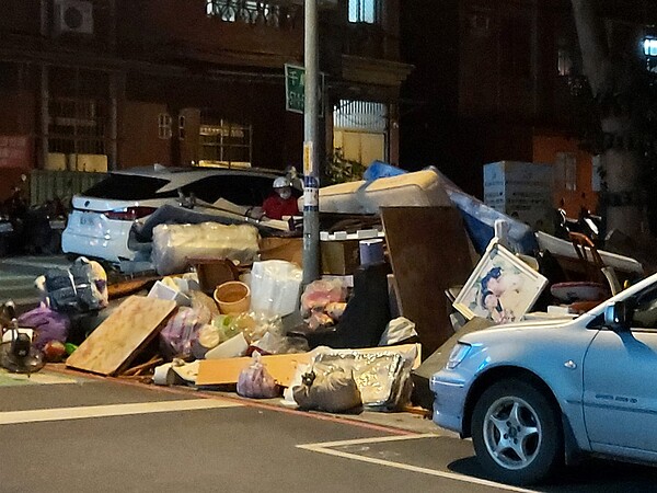 年前大掃除驚見「1物」在垃圾堆!網哀傷嘆:被丟掉的很多 網友驚奇垃圾堆中竟出現婚紗照。圖/截自臉書社團「路上觀察學院」