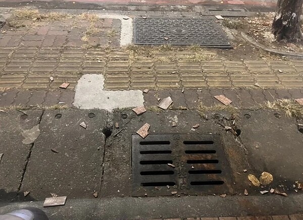 高雄楠梓區旗楠路一棟住宅大樓瓷磚嚴重剝落。圖/讀者提供