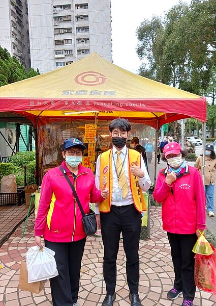 台北市大安區錦華里於114日舉辦愛心義賣市集，永慶房屋贊助活動帳篷23頂與物資，更派出人力擔任志工協助活動圓滿進行。圖／永慶房產集團提供