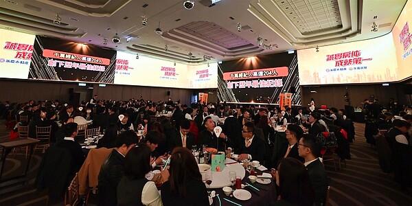 永慶加盟四品牌北區聯合尾牙16日席開200桌盛大開場,大方送出1200個現金獎。圖/永慶房產集團提供