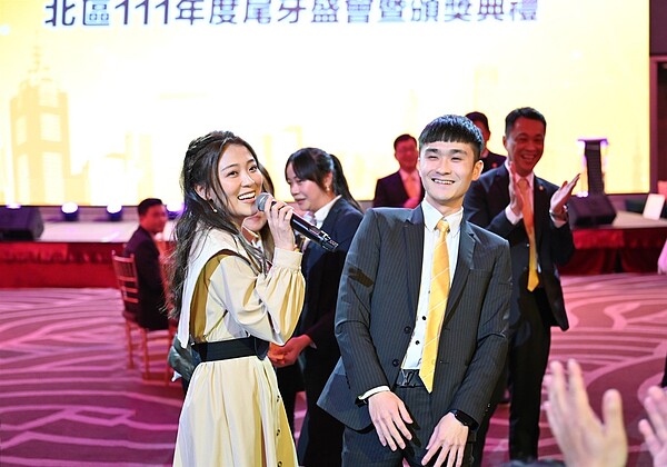 音樂甜心卓文萱不僅以歌聲融化現場聽眾的耳朵,還跟台下經紀人熱情互動,帶來活動高潮。圖/永慶房產集團提供