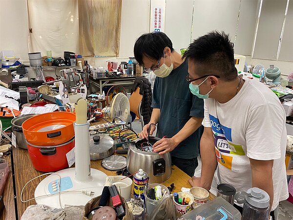 「家電診所」透過維修師傅駐點服務簡易維修及互動,教導民眾排除家電的簡易故障問題,大大省下荷包。圖/台中市環保局提供