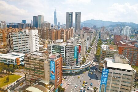 政府打房,業界轉而擁抱都更危老及地上權案,國產署去年第4批地上權招標,成果亮眼。北部釋出3宗,全數標脫。圖為台北市和平東路與復興南路捷運線房地產。(本報資料照片)