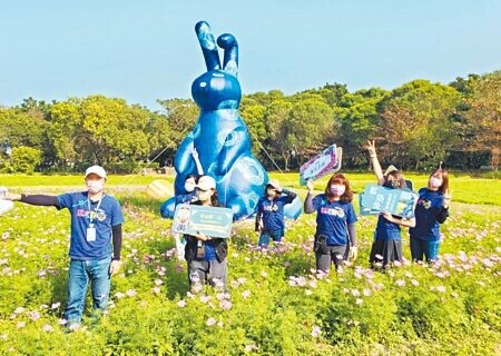 
6米高藍染兔裝置藝術驚豔亮相，為六堆客家文化園區新春活動揭開序幕。（林和生攝）
