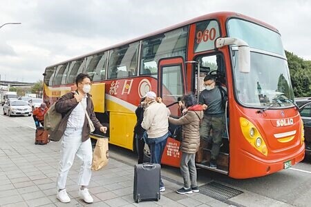 
日統客運公司16日宣布停駛4條國道路線。交通部公路總局回應指出，路線全部由統聯客運無縫接軌。圖為搭乘日統客運的乘客拿著行李下車。（鄧博仁攝）
