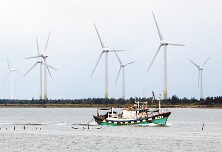 
彰化外海被離岸風電開發區占滿，交通部2021年以安全為由，限制漁船在此區域內禁航、禁漁，漁民不服向行政院提起訴願，昨日漁民收到訴願結果，認定禁漁部分違法，創下離岸風場首例。此為示意圖。（本報資料照片）
