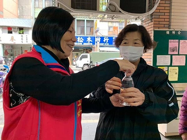 陳里長於里區提供消毒液供民眾領取，並呼籲防疫從家中做起。圖／取自陳玉女里長臉書專頁