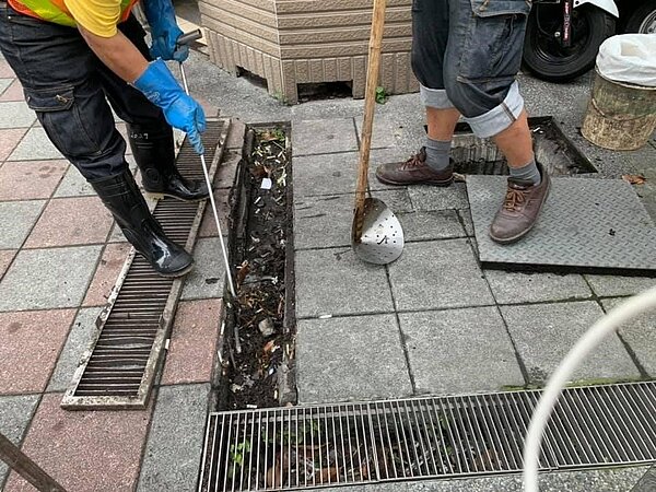 梅雨季節來臨，陳里長未雨綢繆，請建成清潔隊協助進行水溝清淤避免水患。圖/取自陳玉女里長臉書專頁