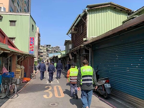 陳里長與守望相助隊一同巡邏，加強里區春節期間的治安維護。圖／取自陳玉女里長臉書專頁