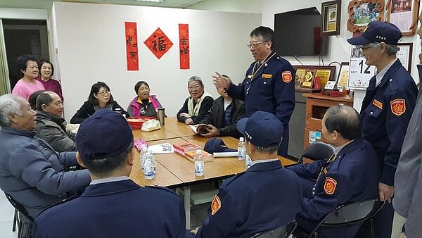 民權里守望相助隊與寧夏義警中隊會哨、經驗交流，不斷學習增進團隊實力。圖/取自陳玉女里長臉書專頁