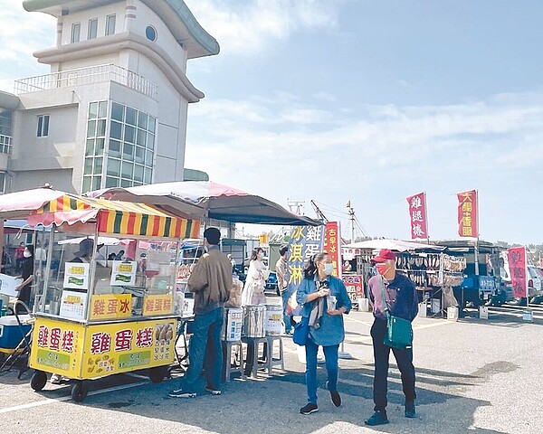 台南市將軍漁港非法的流動攤販問題未見改善,當地合法商家陳情希望公部門加強公權力介入。(讀者提供/張毓翎台南傳真)