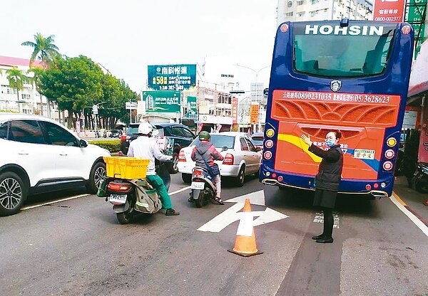 台南永康區省道台1線鹽行段,日前發生騎士疑為閃避客運的死亡車禍,現3家客運業者設三角錐、派人指揮,加強安全。記者鄭維真/攝影