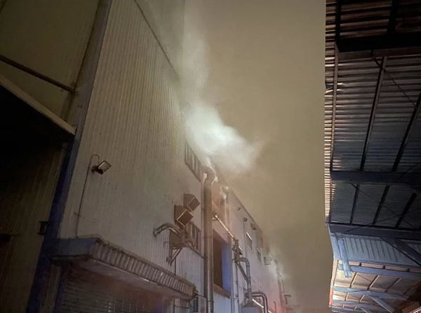 桃園市觀音區大同一路的台光電子廠昨晚發生火警,附近居民被臭味弄得苦不堪言。記者楊湛華/翻攝