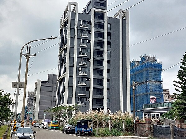 送房給兒子 「這2稅」由誰繳...贈與稅計算大不同 今年房市變數比較多,國內銀行業估計未來3個月整體房價可能下修幅度更明顯。圖/好房網News記者林和謙/攝