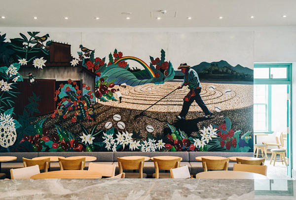 星巴克台南文創門市,呼應古蹟的歷史意義,邀請台南在地的國寶級藝術家顏振發為門市手繪壁面。圖/星巴克提供