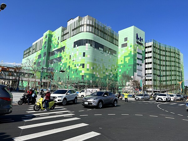 台中市東區三井Lalaport南館今天試營運，商場緊鄰建國市場，周邊道路狹窄，年前市場趕辦年貨人潮多，加上到商場購物人潮，導致周邊道路都堵車。圖／陳雅惠提供